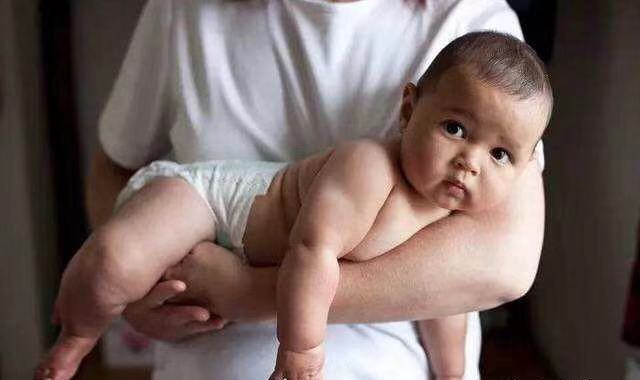 为什么满月当天宝宝一直哭闹,满月宝宝一直哭闹不停是怎么了