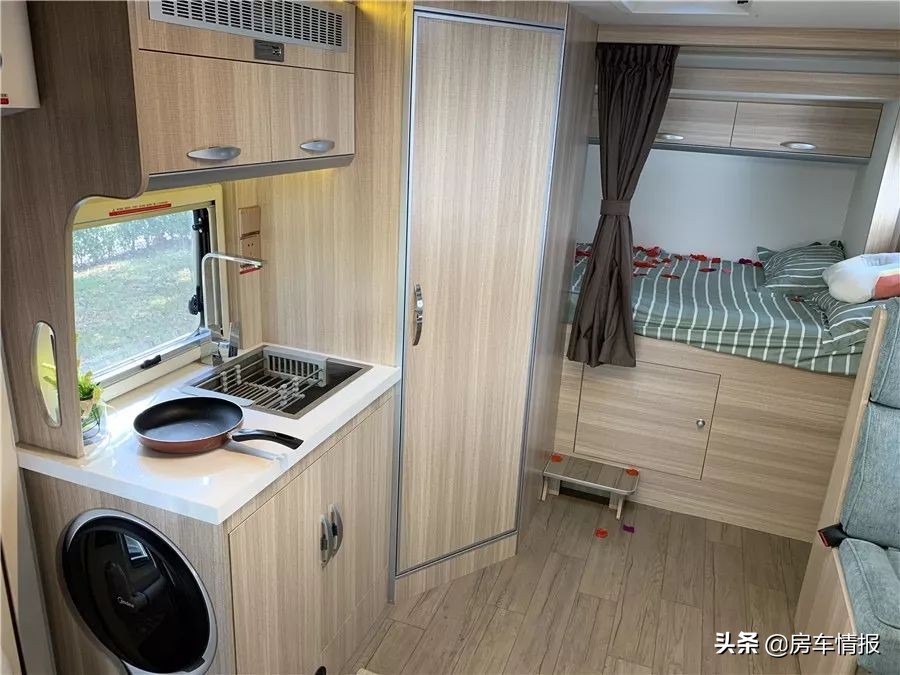 超实用超时髦的大容量房车,适合一家七口出行的四驱房车