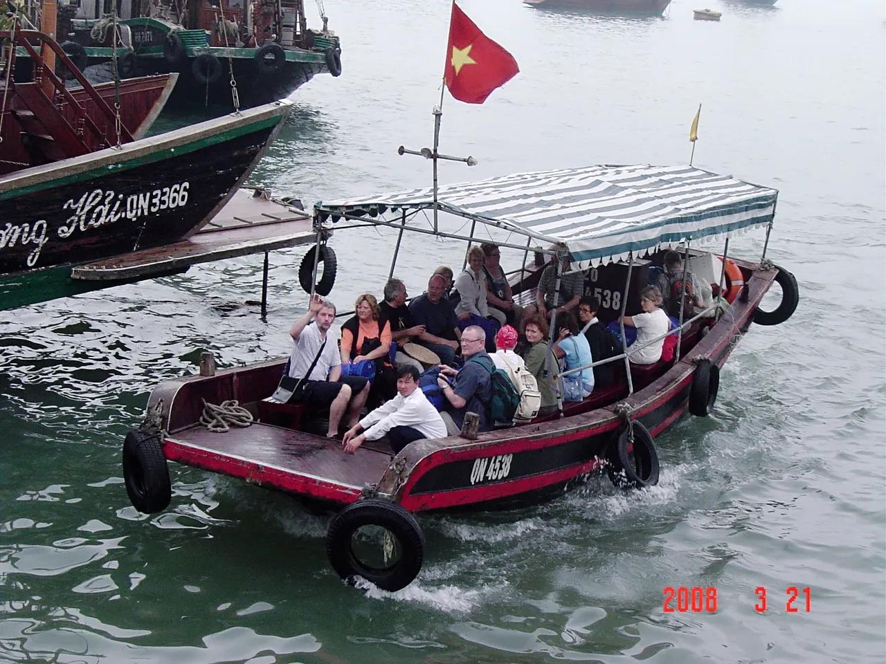 和欧美游客同船参加下龙湾一日游