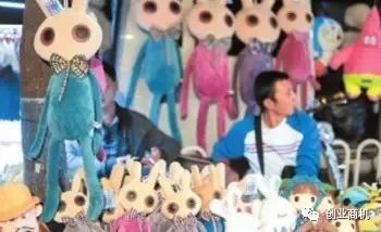 小伙卖玩具月入十几万,摆摊卖大型玩具一年赚100万