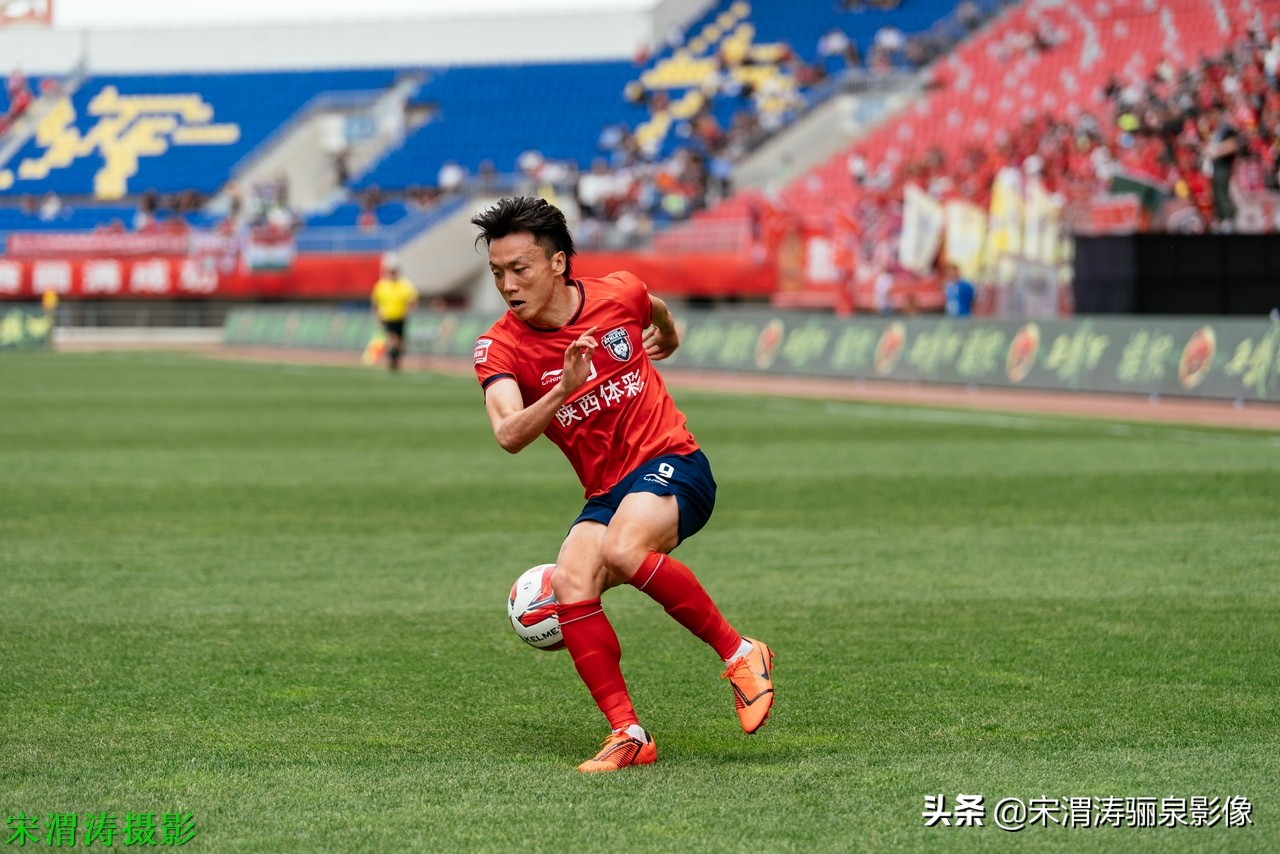 他有意识，脚下的控球和突破技术，任意球出色，左脚打门力量奇大