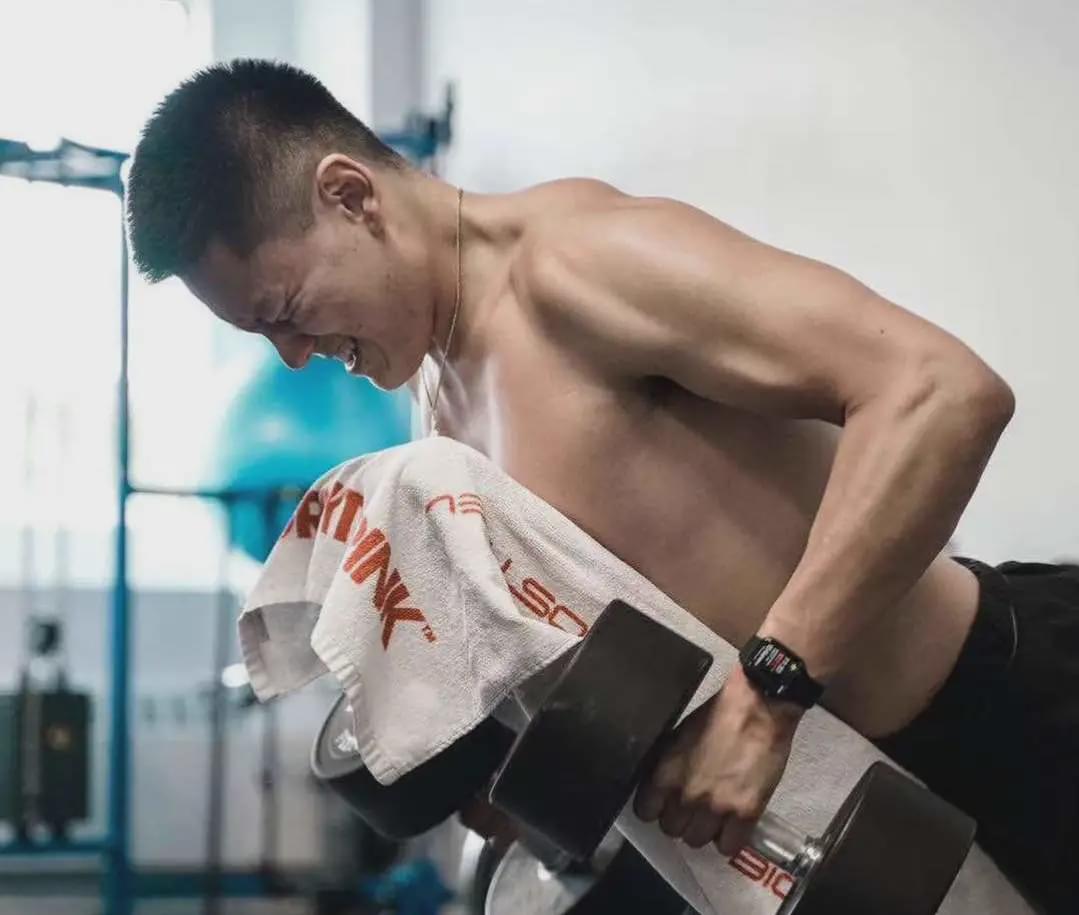 2米中国胖虎，NCAA生涯出师不利...