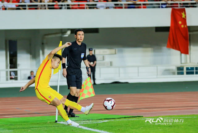 足球万人欢呼现场,足球比赛全场轰动