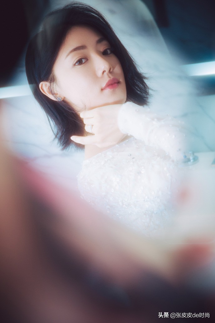 小姨妈邓家佳今年几岁了,小姨妈邓家佳晒照秀窈窕身材