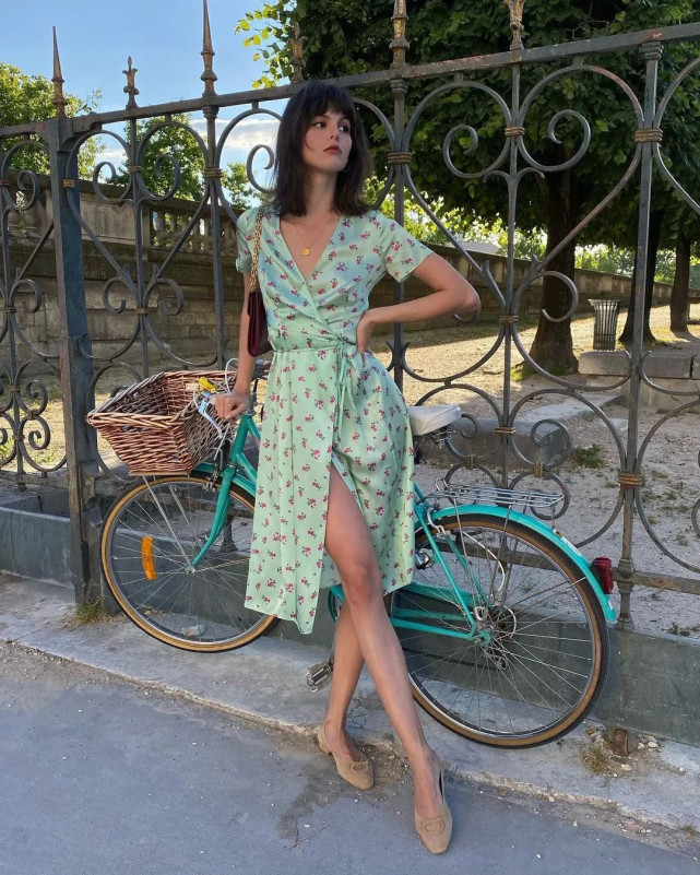 半腰裙今年最流行,今年最流行的显得高贵女士裙