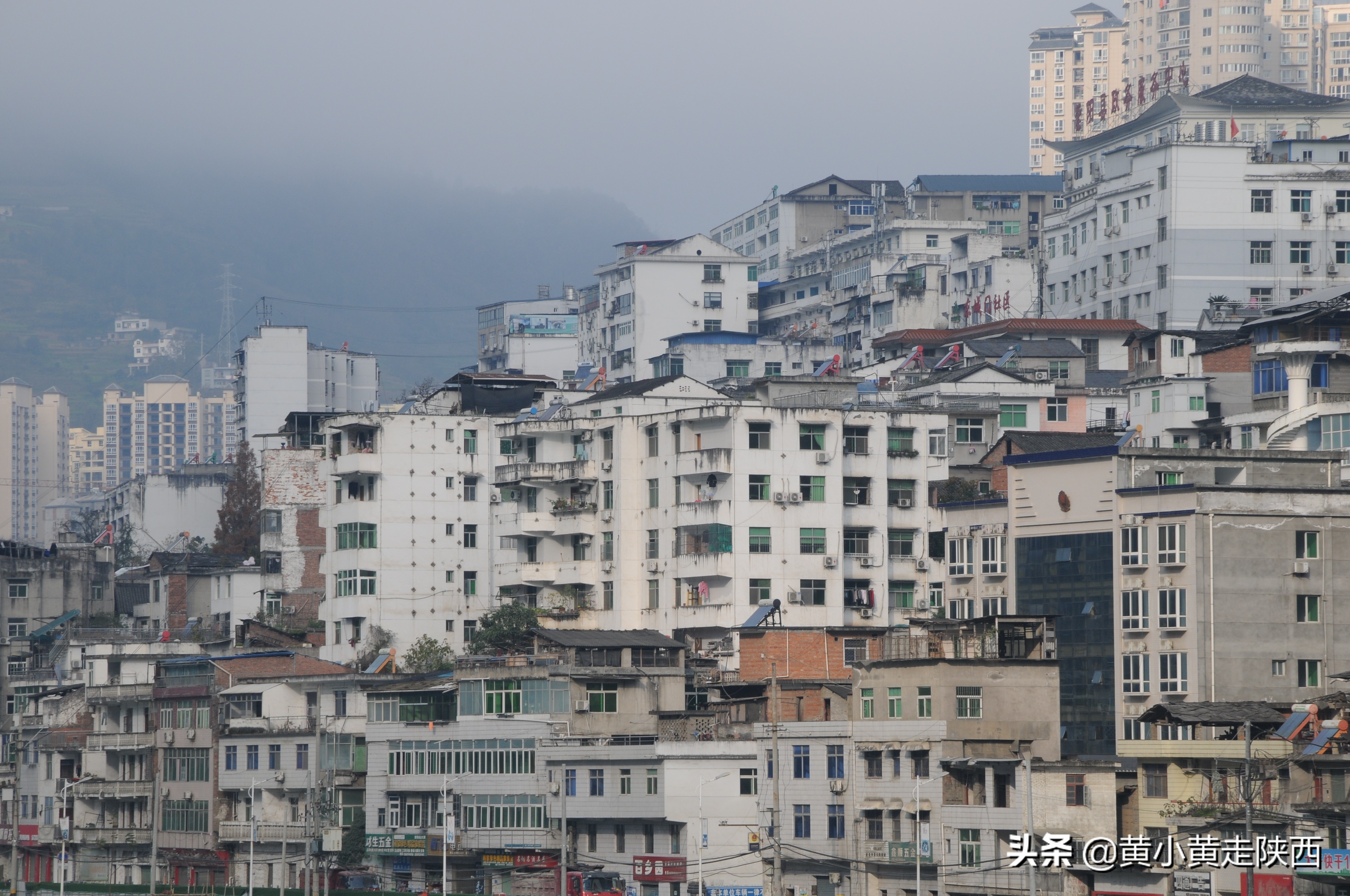 陕*藏西**了座“湘西小城”,人们一出门就爬坡,坐船比走路多