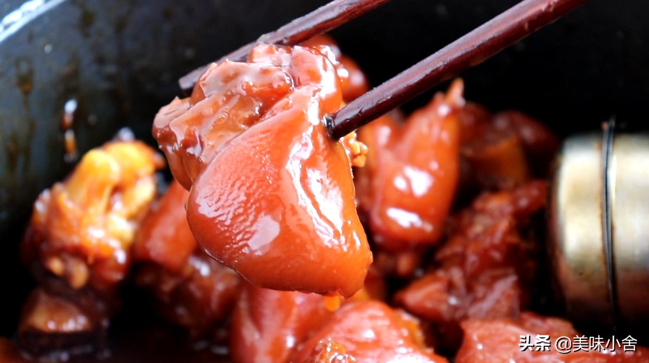 猪蹄这样做太好吃了，Q弹软烂入味，酱香十足，女人多吃对身体好