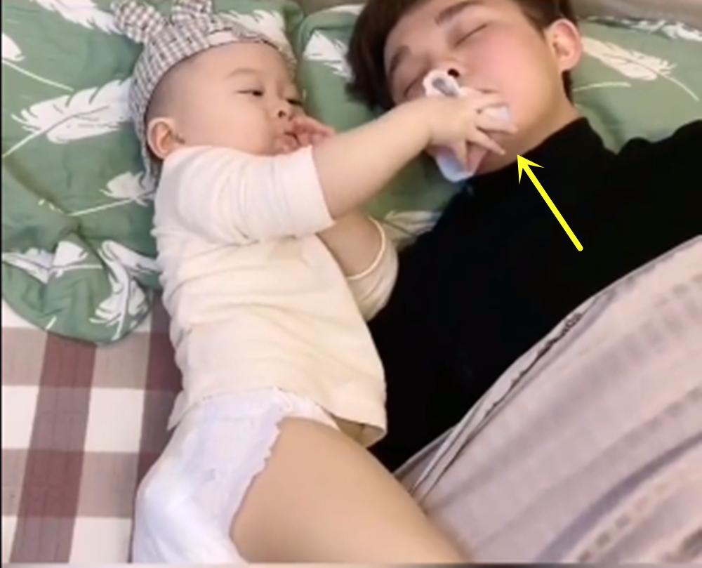 宝宝被爸爸呼噜声吓哭,宝宝被爸爸呼噜声吵醒评论