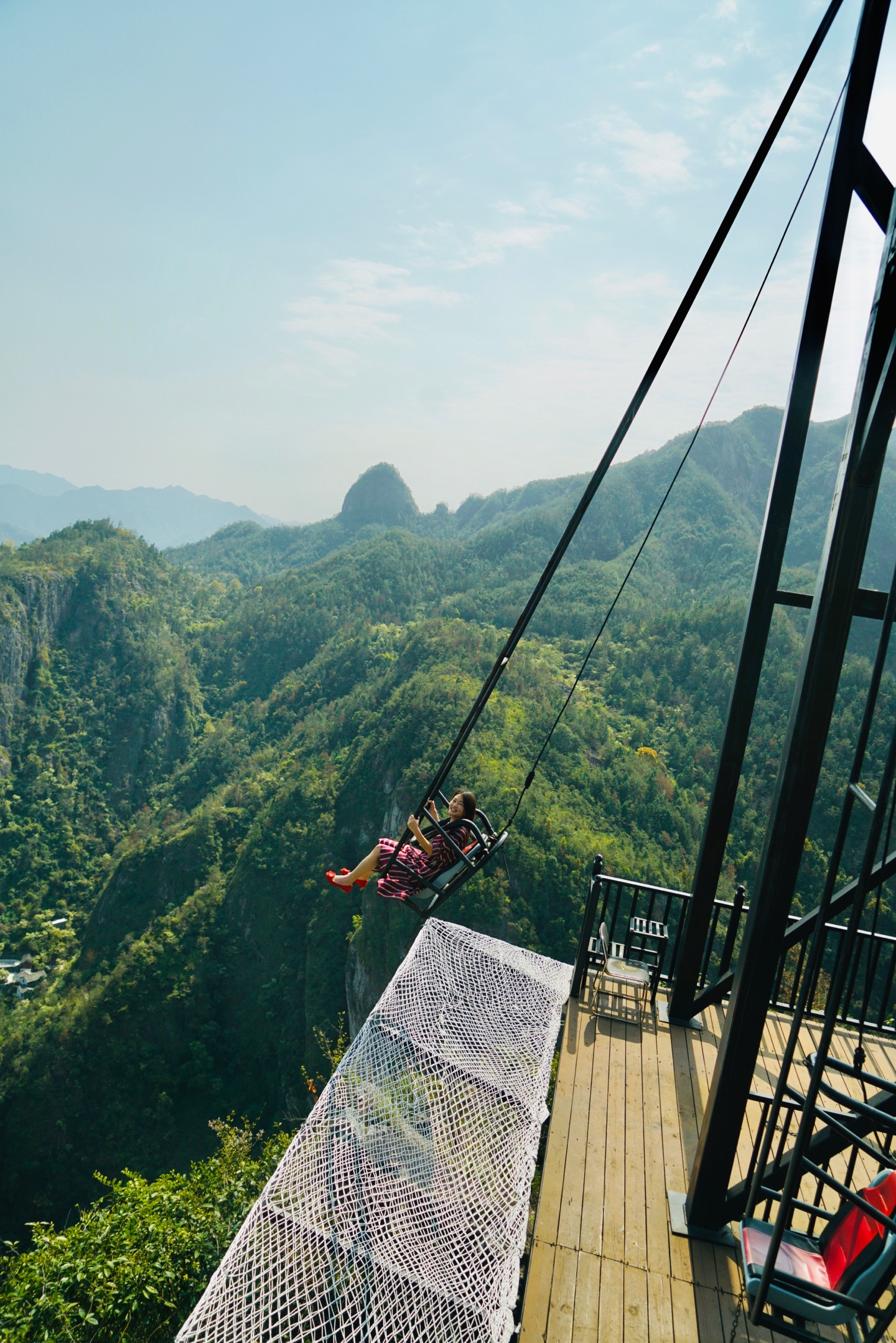 勇敢者的游戏过山车，她一个个挑战，乐此不疲，网友说：看了腿软