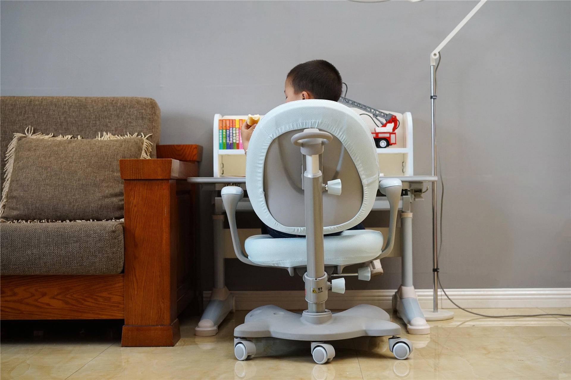 如何选购儿童书桌家用学习桌,儿童学习书桌如何选择