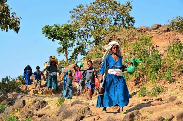 去非洲工作是种什么样的体验?他说除了吃睡,其余时间都在工作