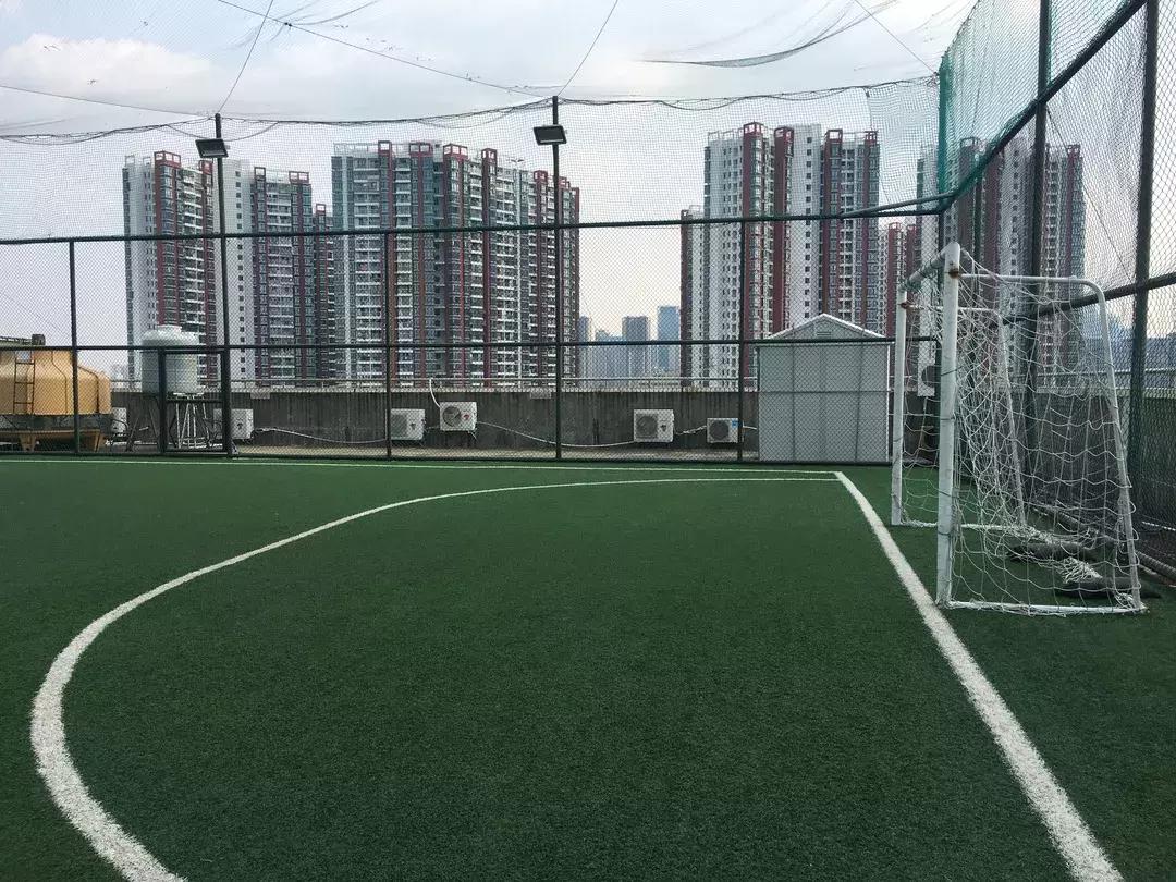 每当夜幕降临一群年轻人,每当夜幕降临时总有那么一群少年