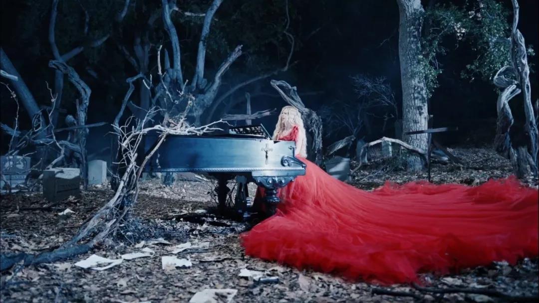 18岁红透全球却因患病失联，被揣测去世后涅槃重生，她叫艾薇儿