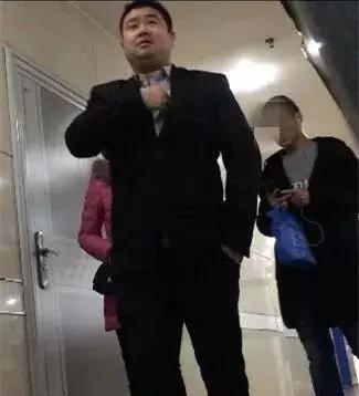 今天必须曝光他们！医院门口这些人谁认识？