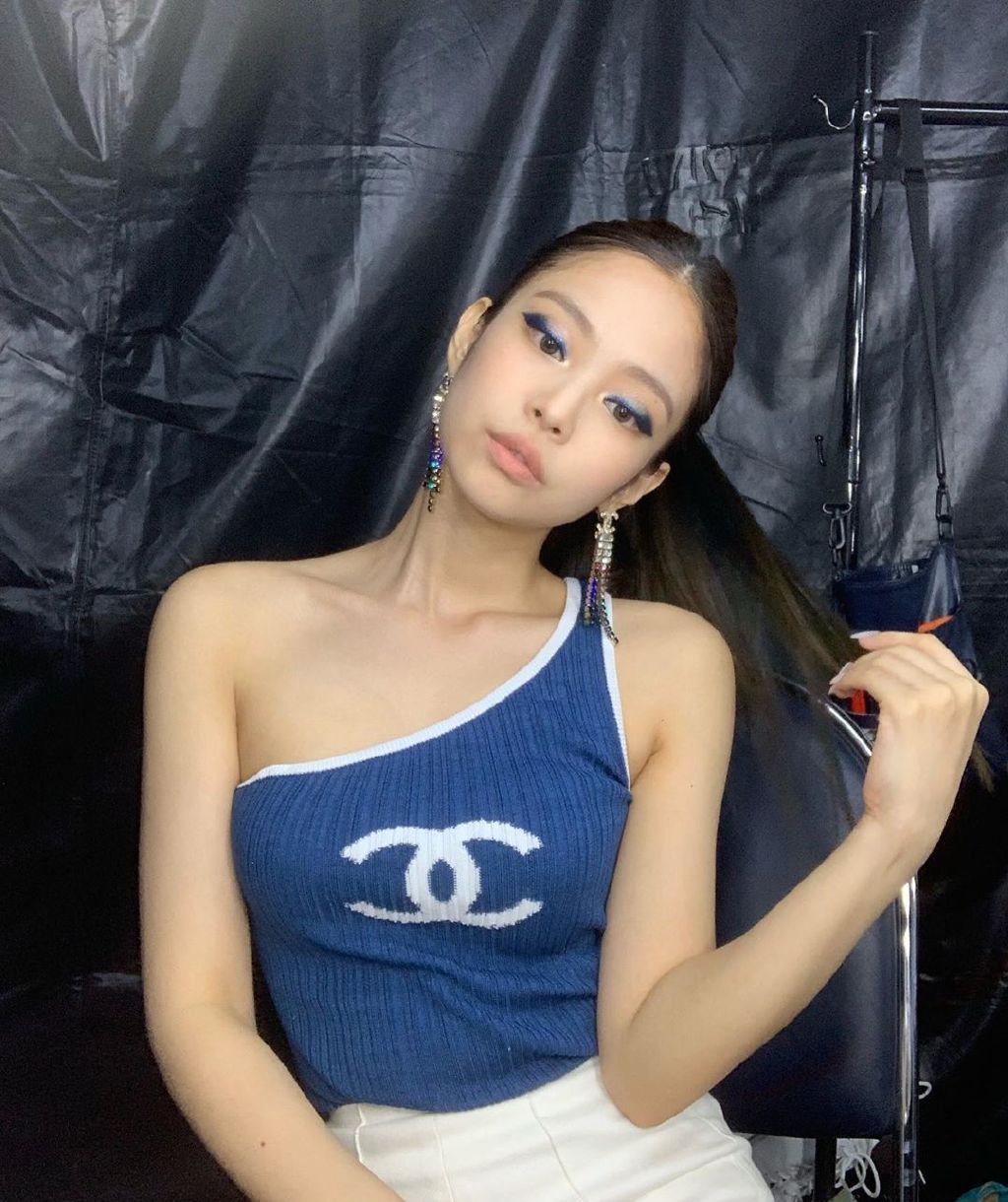 jennie金智妮blackpink斜肩,金智妮穿露腰装