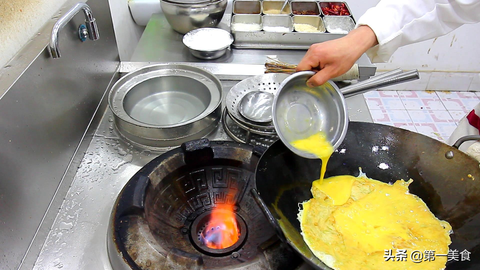 大厨教你一招做煎饼果子,煎饼简单教学