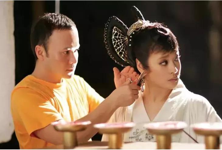 毛戈平光感柔润粉底液上妆手法 (毛戈平化妆教程怎么样)