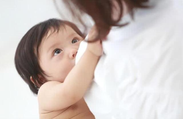 宝宝老是吃迷糊奶是怎么回事,迷糊奶怎么判断有没有吃饱