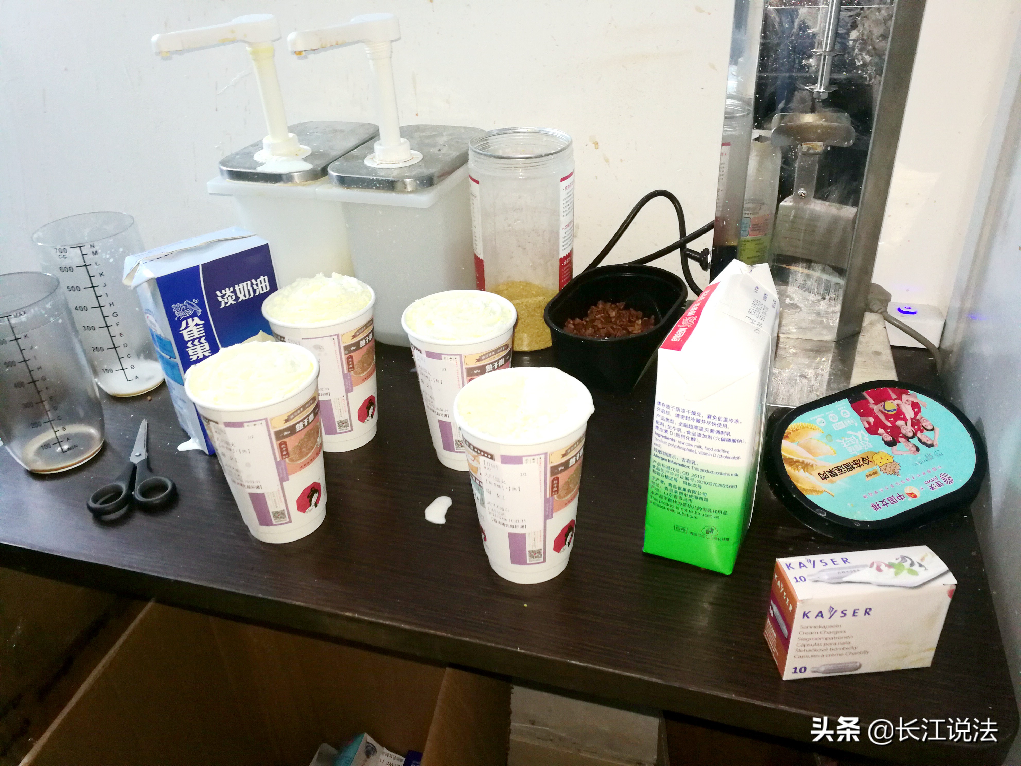 涉嫌虚假宣传网红奶茶店被罚45万,两男子售假网红奶茶被拘