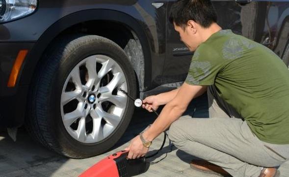 车内细微灰尘怎么处理最好,车内灰尘多用湿布可以吗