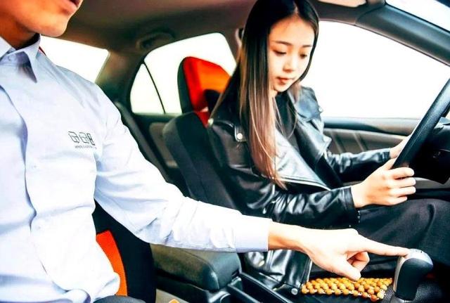 学车抬离合松刹车,学车挂挡离合技巧视频教程