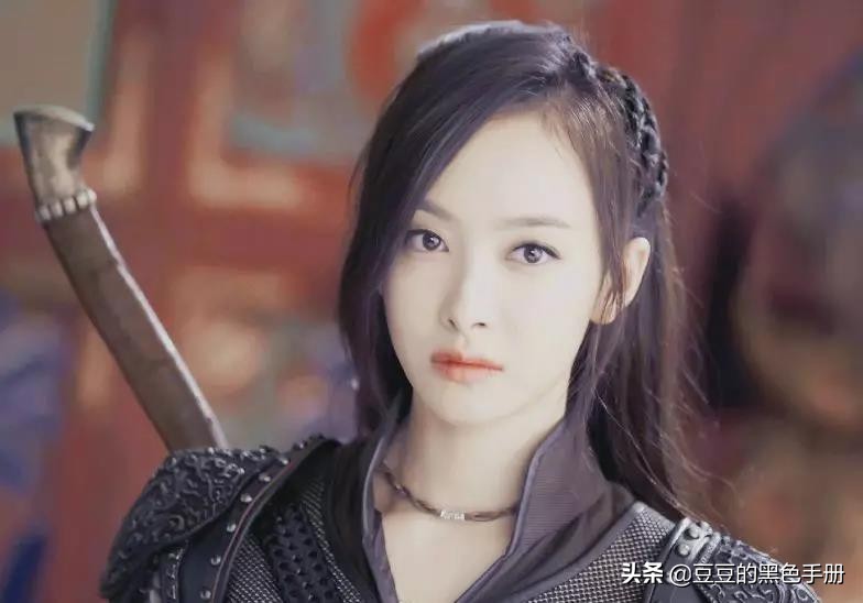 脑门大发际线高的女明星,大脸大脑门秃头女生适合的发型