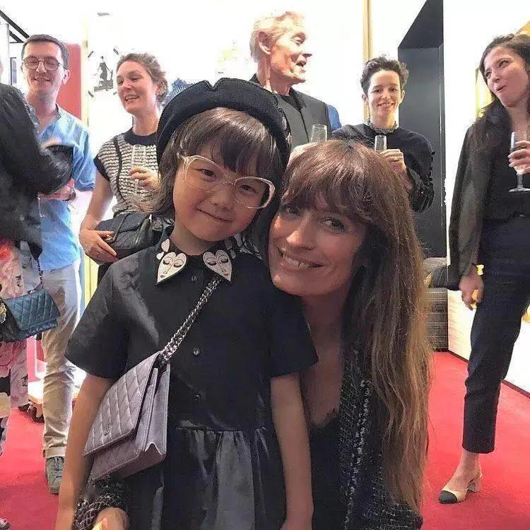 女版GD潮过陈冠希女儿？月入十万萌娃靠穿搭火爆ins