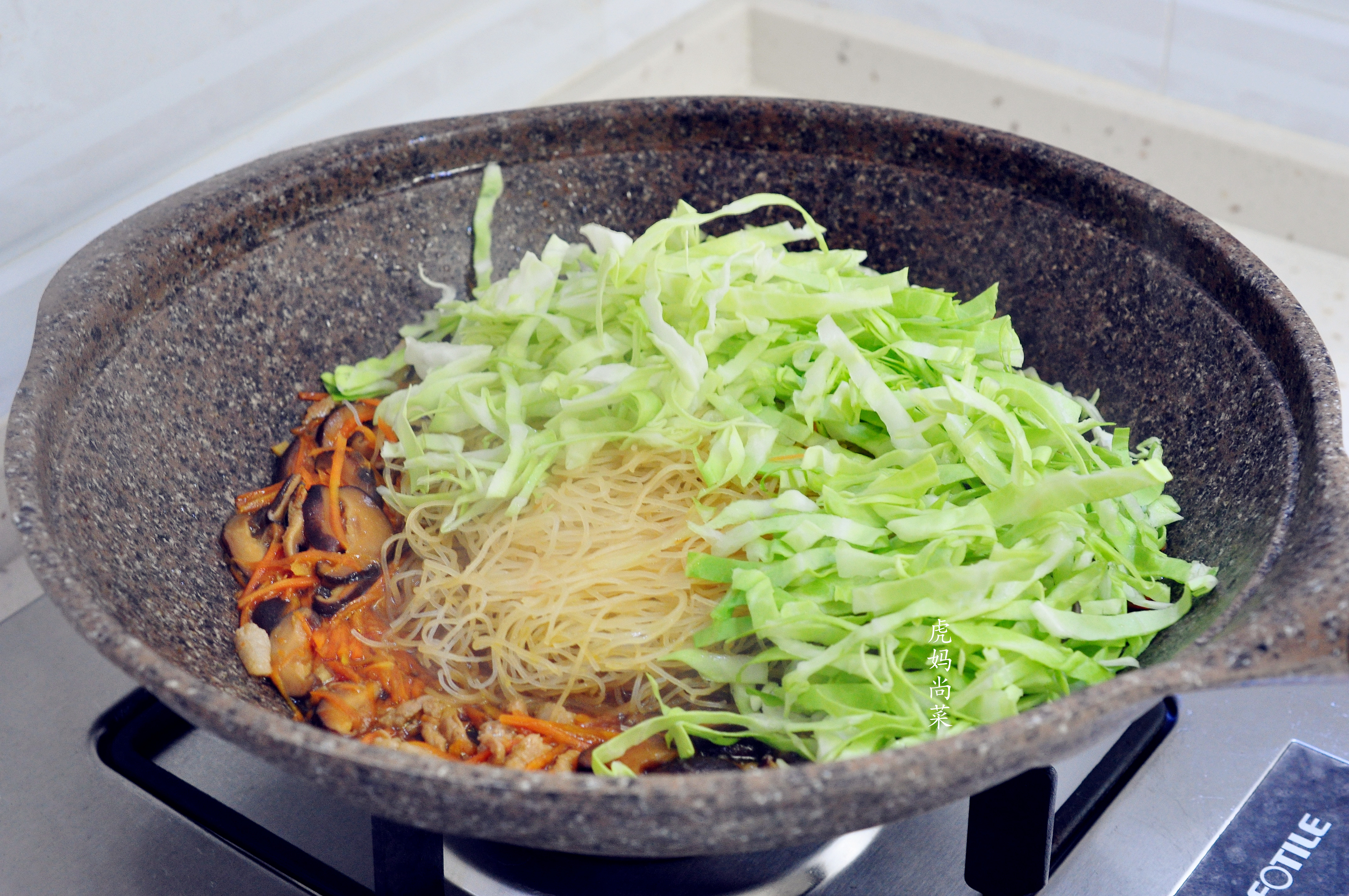 炒米粉，不用泡不用煮，直接炒就松散又入味，菜多香喷喷
