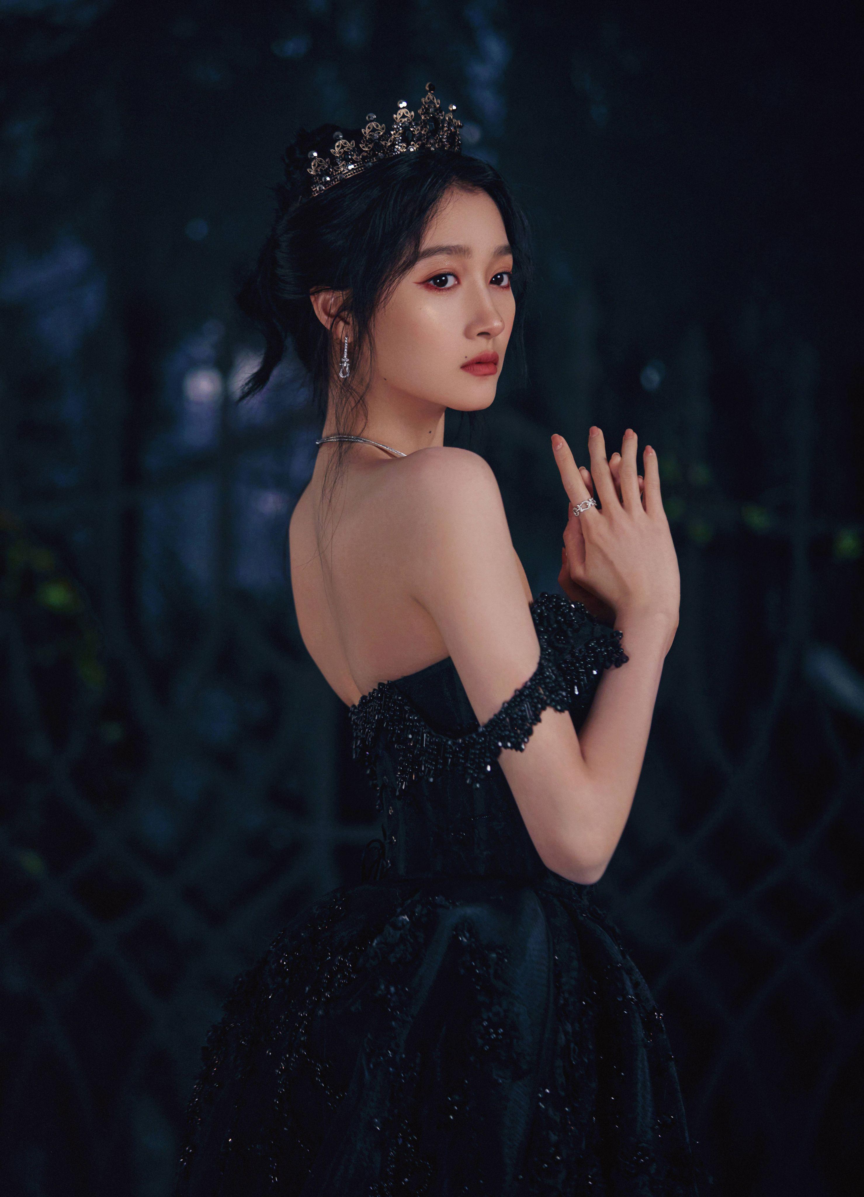 关晓彤一袭黑色长裙造型,关晓彤黑色复古长裙造型