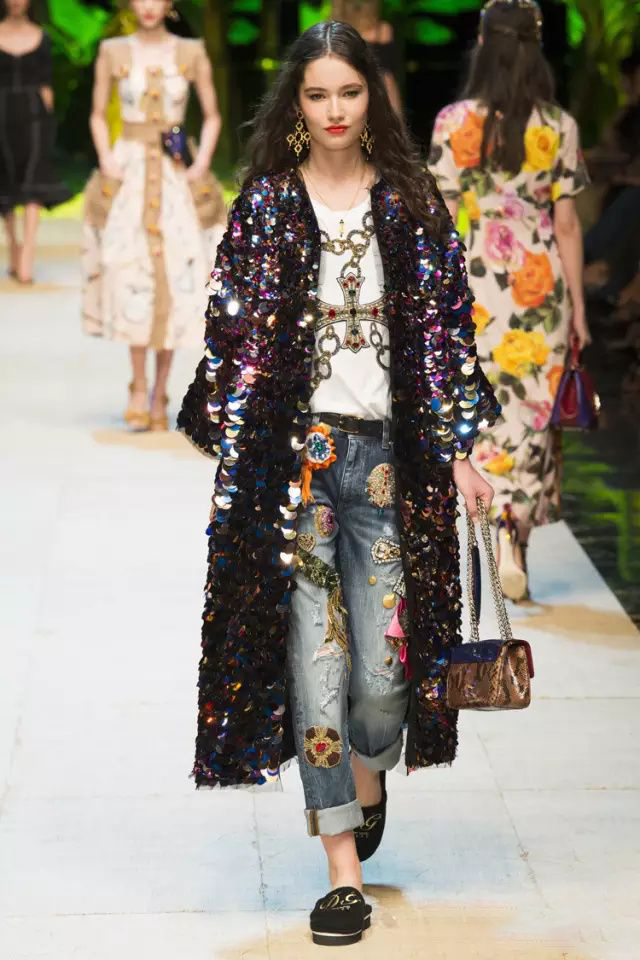 又到夏天穿拖鞋的时候，简单拖鞋也能穿出高级感