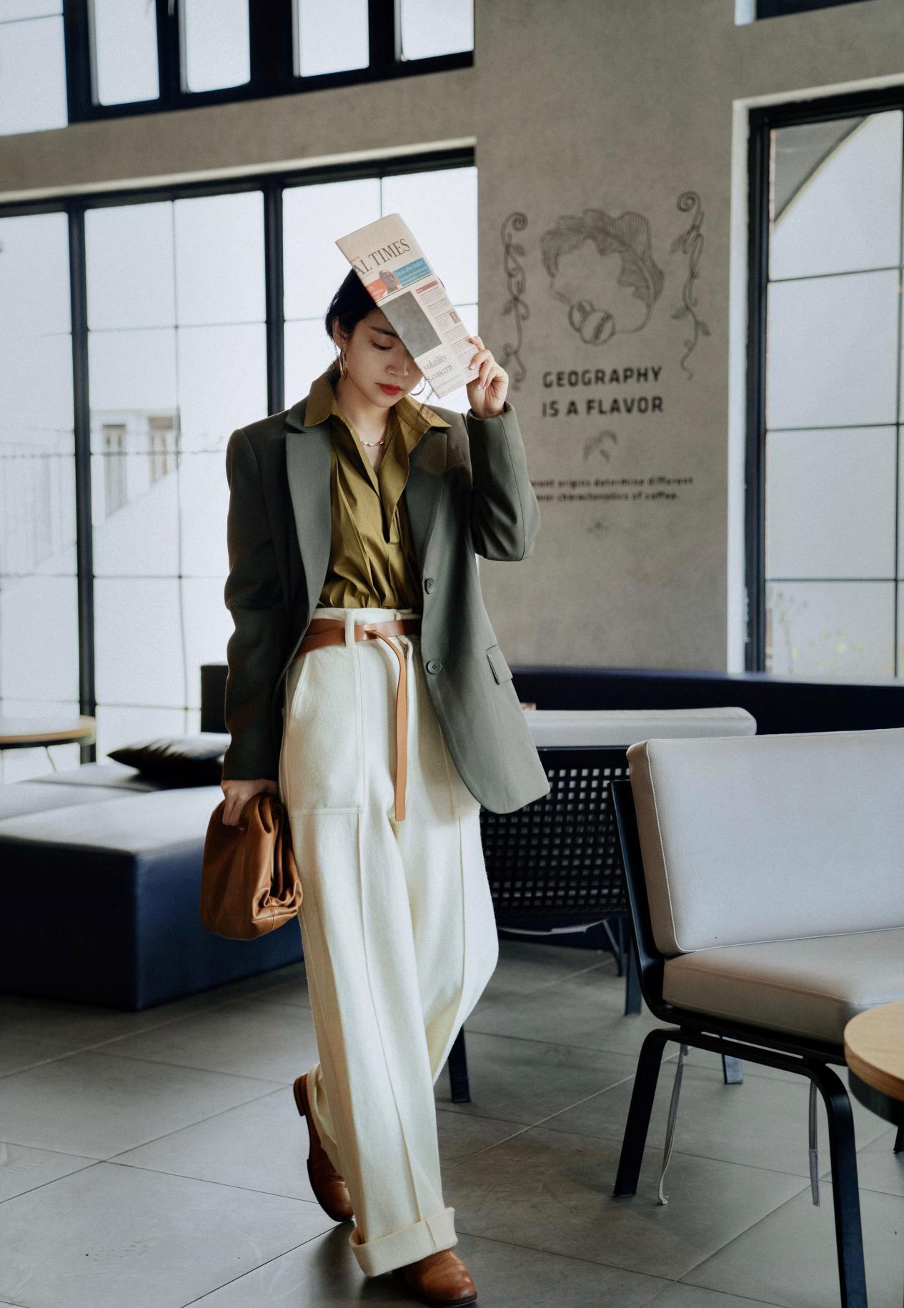 深绿色棕色穿搭高级感,绿色洋气还是咖啡色洋气