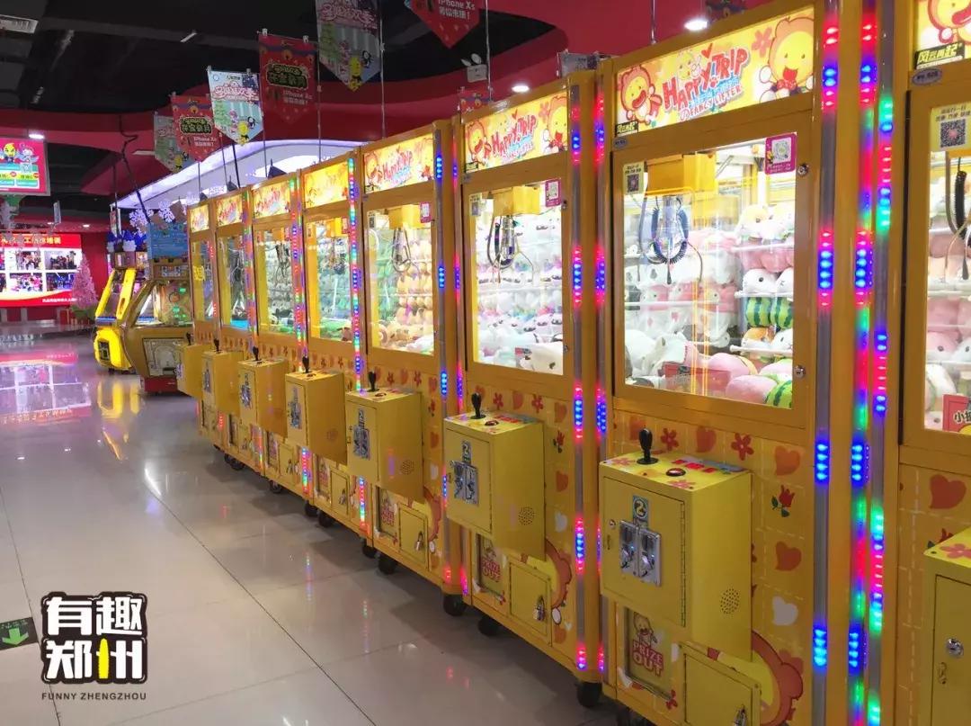 100块钱在电玩城抓娃娃,100块钱抓娃娃挑战电玩城