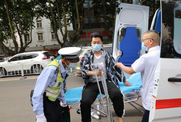 安徽省濉溪县中医院护送腰椎骨折小伙圆梦高考考场