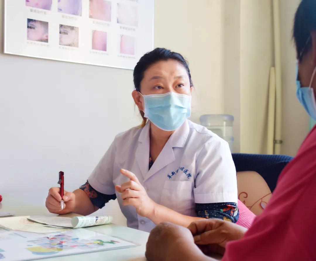 被螃蟹夹一下结果直接进了医院,被螃蟹夹进医院