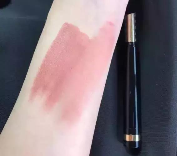 还在靠大红唇来提升气场？想做女王，裸色唇膏一样能做到