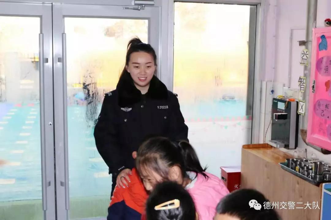 交警带领萌娃学交规,交警进幼儿园上交通安全课