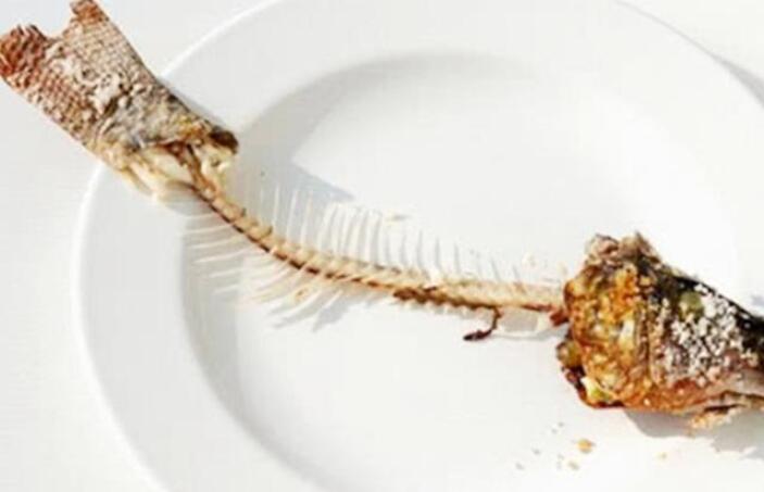 孩子被鱼刺卡住了在家如何解决,小孩被鱼刺卡不配合怎么办