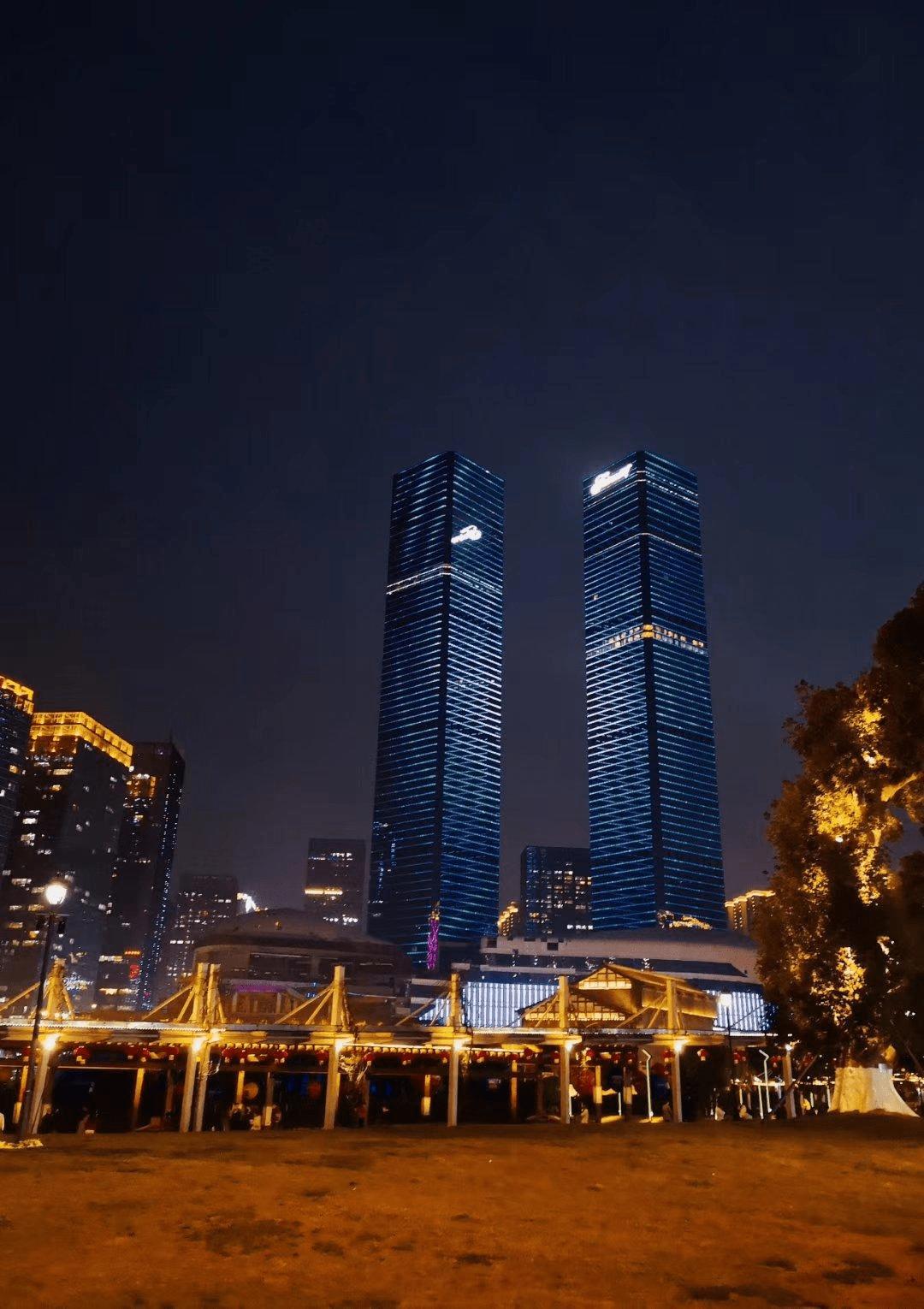 贵州贵阳第一高楼,贵阳花果园300米高楼有多少