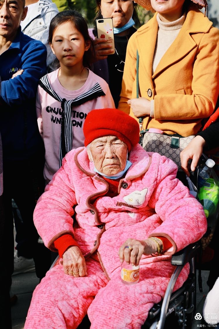 洛阳牡丹广场：*疆新**舞大联欢