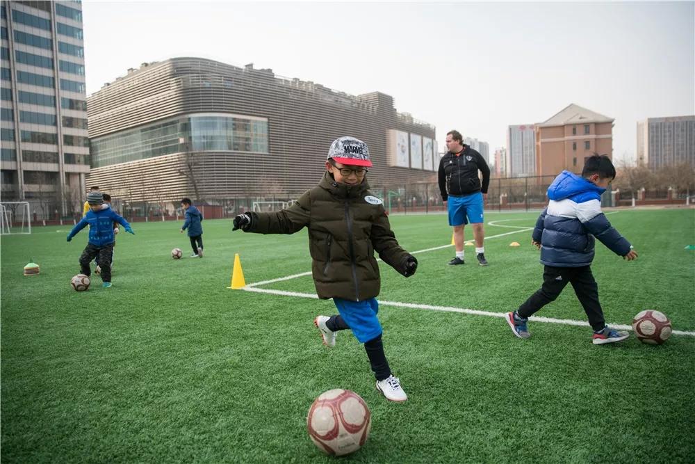 天津这所学校火了!高尔夫、足球、科学实验...孩子吵着都要来