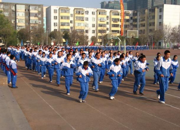 体育跑步怎么跑最快而不累100米,体育老师教正确的跑步姿势