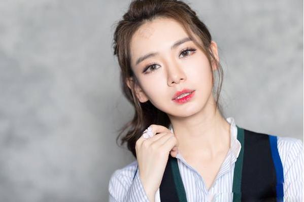 戚薇给孩子喝的水多少钱,戚薇给女儿冲奶粉的水