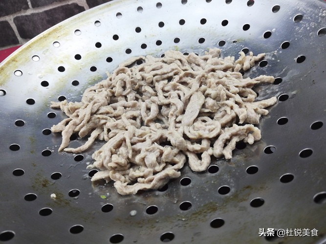 家里炒肉丝怎么不粘锅,炒肉丝如何不柴不干