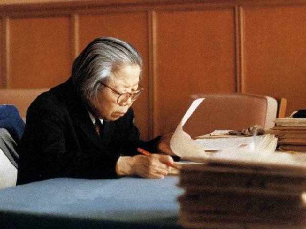 从为中华之崛起而读书到海棠花开,周总理两袖清风殚精竭虑的一生