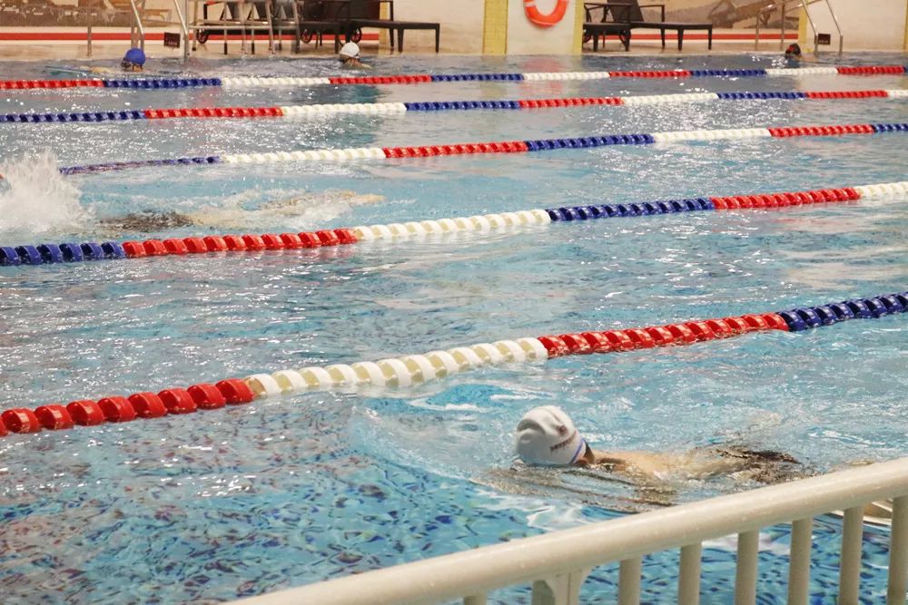 为什么游泳游得腰疼,游泳腰疼可以继续游吗