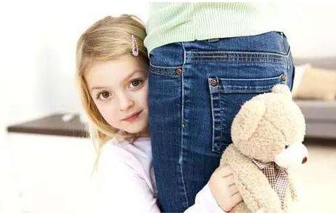 爸爸闻宝宝脚丫一脸嫌弃,爸爸闻宝宝小脚丫搞笑