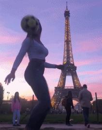 内马尔街头足球pk女足,内马尔和女足训练时的图片