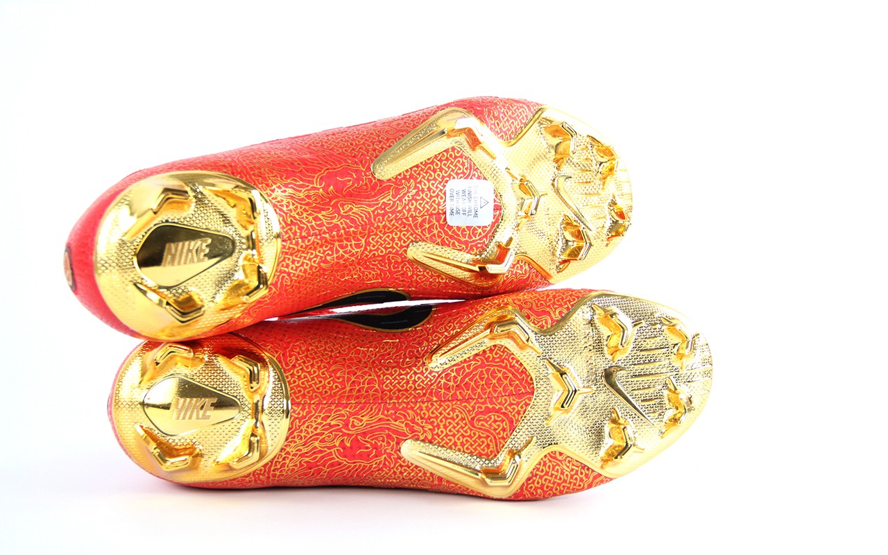 2018年cr7足球鞋天生领袖,中国金红色龙