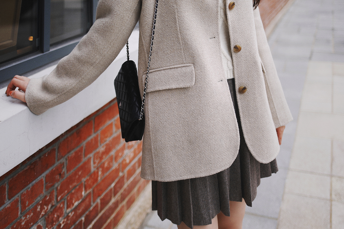 羊毛大衣搭配连帽针织衫,羊毛大衣小韩风穿搭