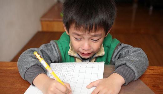 8岁的孩子被爸爸打,8岁男孩被父亲打了妈妈怎么安慰